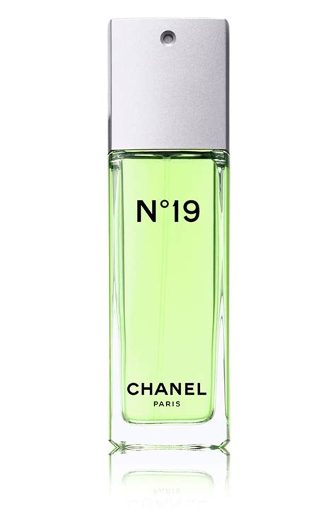 N°19 Eau De Toilette Spray .